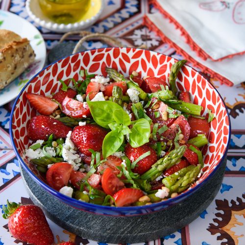 Salade asperges tomate fraises feta, colorée et gourmande