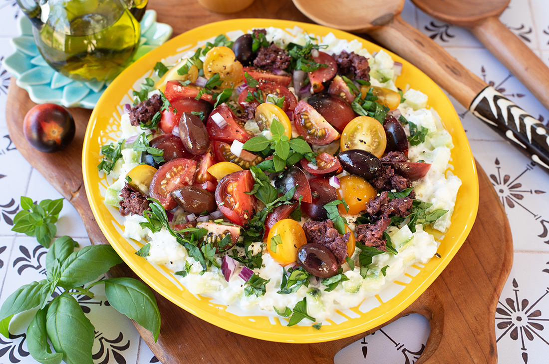 Salade burrata, tomates, concombre et olives