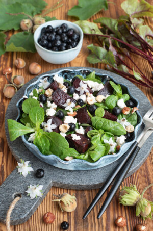 Salade betteraves rôties chèvre et myrtilles